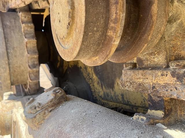 Image of Caterpillar D6T equipment image 4