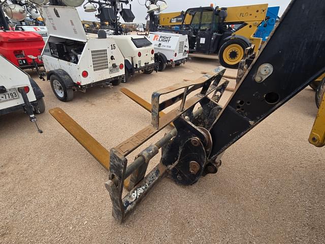 Image of Caterpillar TL943C equipment image 4