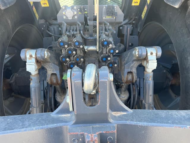 Image of Challenger MT665D equipment image 4