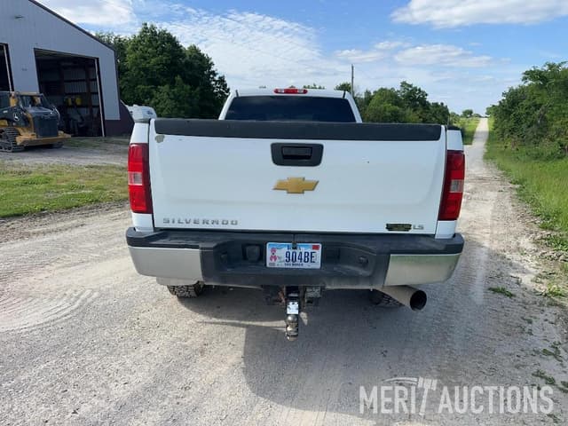 Image of Chevrolet 2500HD equipment image 3
