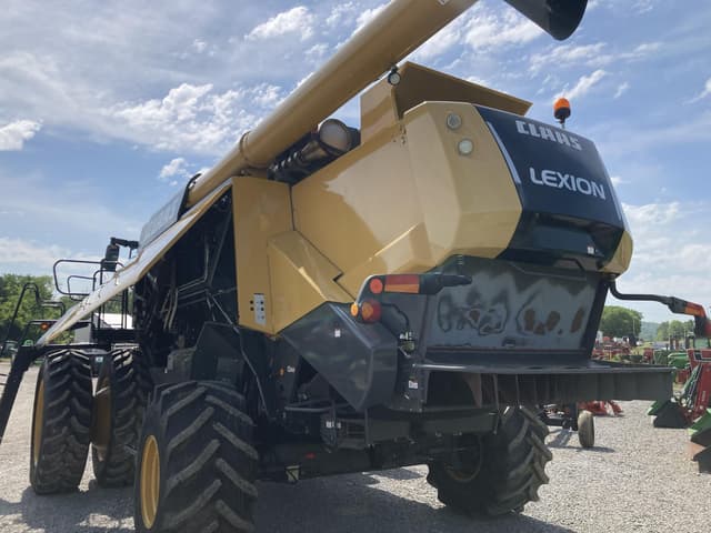 Image of CLAAS Lexion 670 equipment image 2