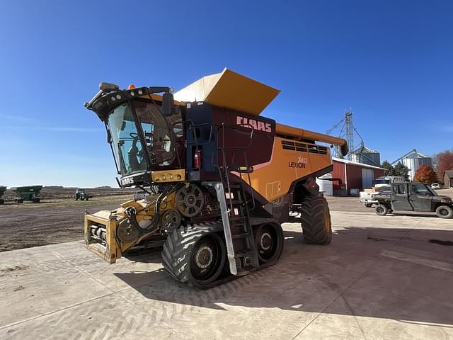 Image of CLAAS LEXION 740 equipment image 1