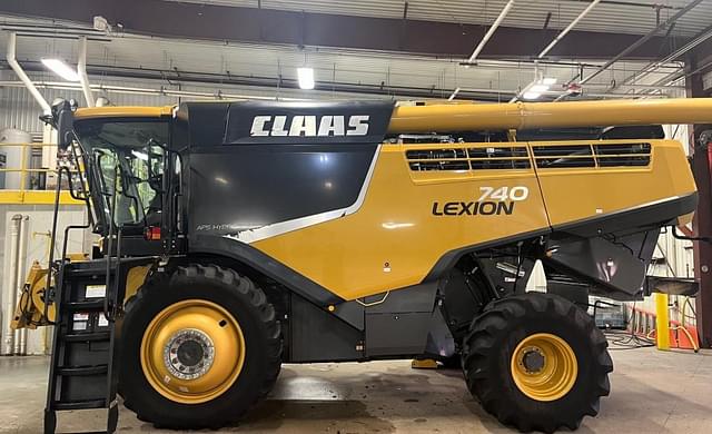 Image of CLAAS LEXION 740 equipment image 1