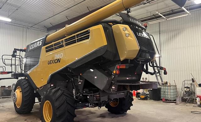 Image of CLAAS LEXION 740 equipment image 2