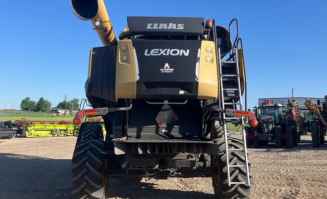 Image of CLAAS LEXION 740 equipment image 3