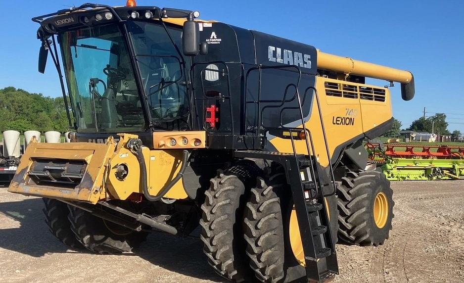Image of CLAAS LEXION 740 Primary image