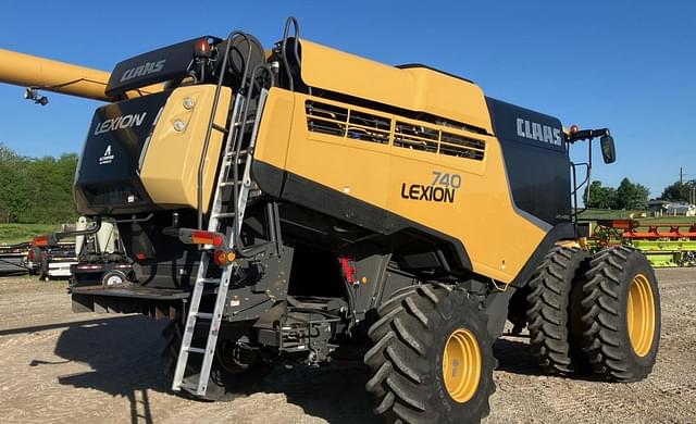 Image of CLAAS LEXION 740 equipment image 4