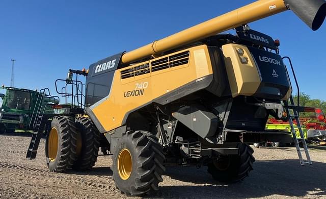 Image of CLAAS LEXION 740 equipment image 2