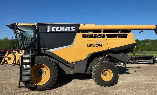 Image of CLAAS LEXION 740 equipment image 1
