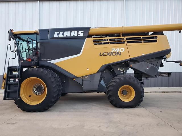 Image of CLAAS LEXION 740 equipment image 1