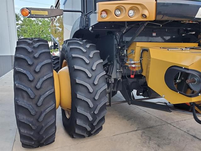 Image of CLAAS LEXION 740 equipment image 1