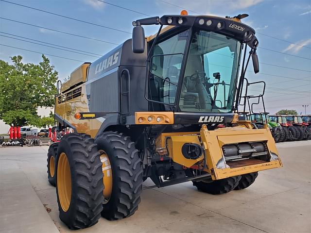 Image of CLAAS LEXION 740 equipment image 4