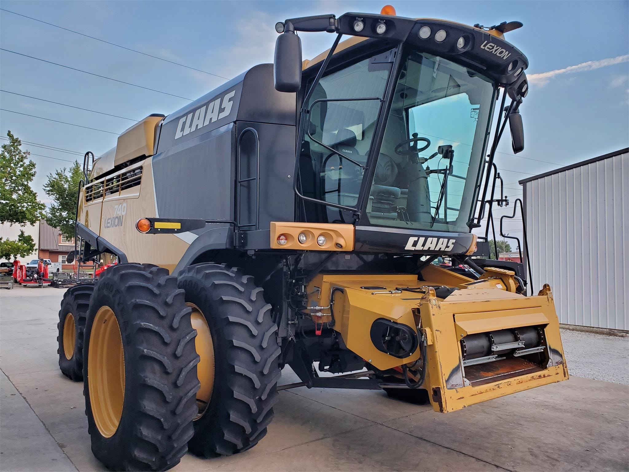 2014 CLAAS LEXION 740 Equipment Image0