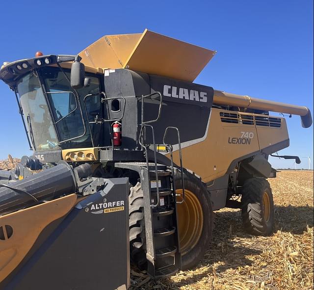 Image of CLAAS LEXION 740 equipment image 4