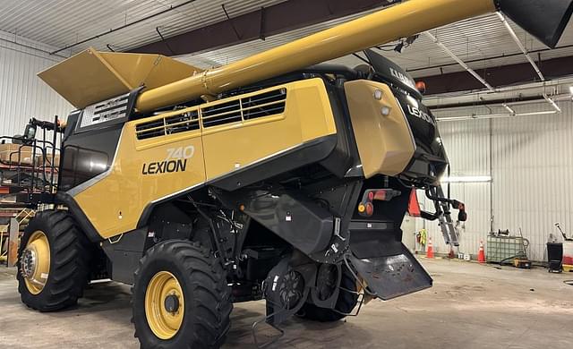 Image of CLAAS LEXION 740 equipment image 2