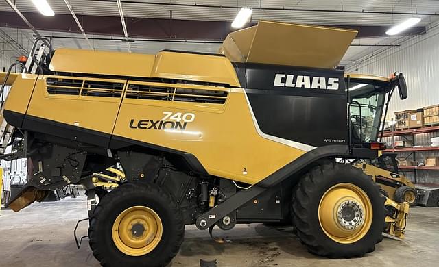 Image of CLAAS LEXION 740 equipment image 4