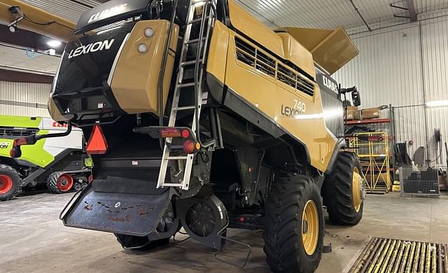 Image of CLAAS LEXION 740 equipment image 3