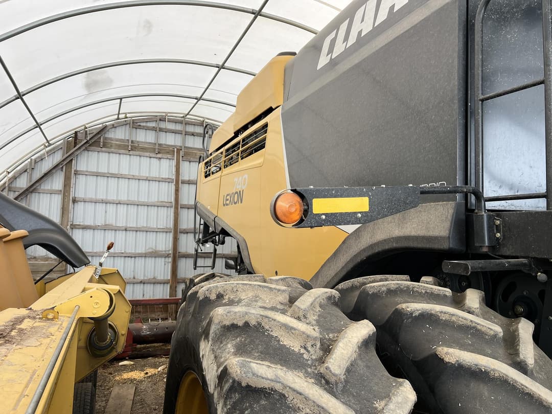 Image of CLAAS LEXION 740 Primary image
