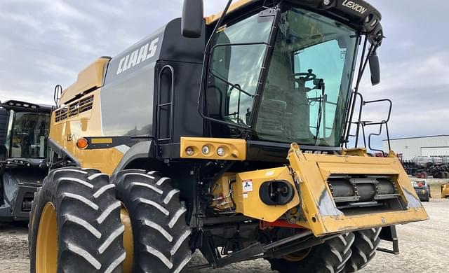 Image of CLAAS LEXION 740 equipment image 1