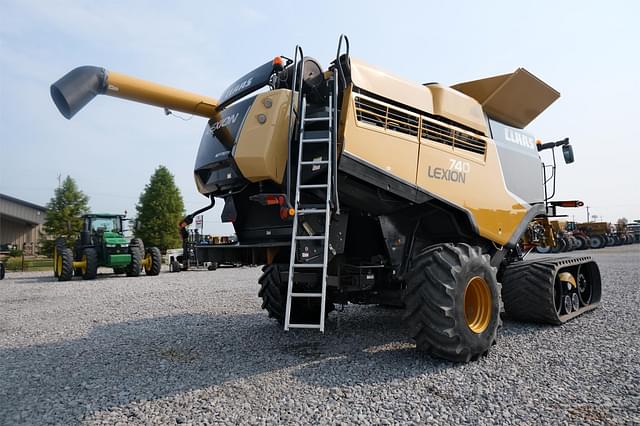 Image of CLAAS LEXION 740TT equipment image 4