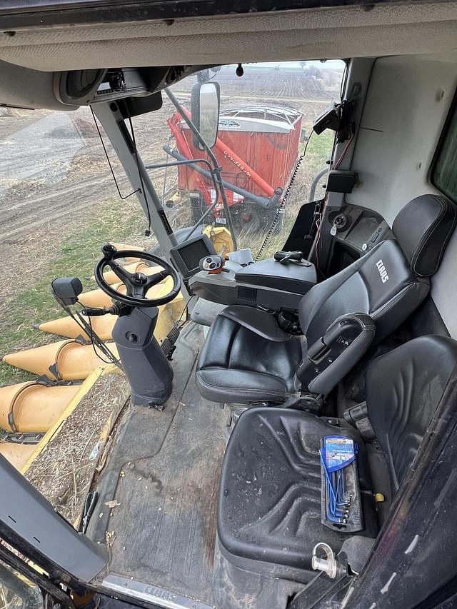 Image of CLAAS LEXION 740TT equipment image 3