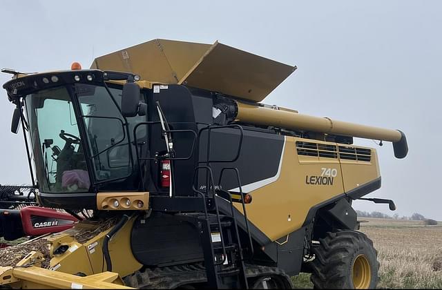 Image of CLAAS LEXION 740TT equipment image 4