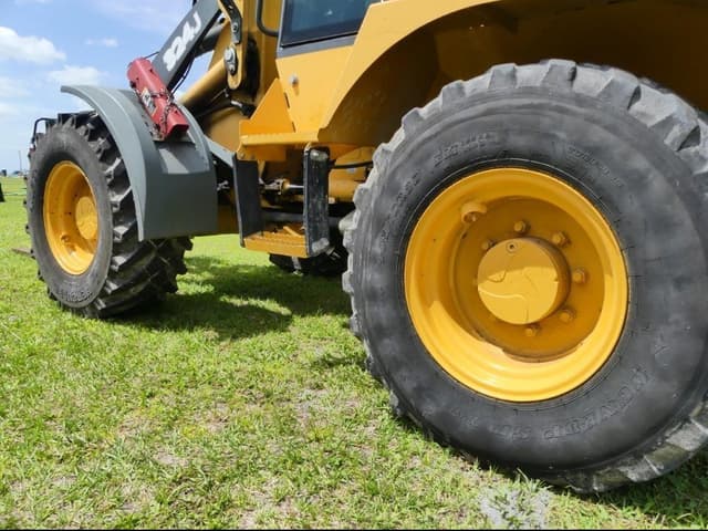 Image of John Deere 324J equipment image 4