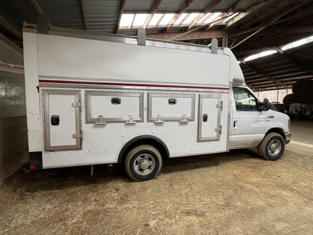 Image of Ford E-350 equipment image 1