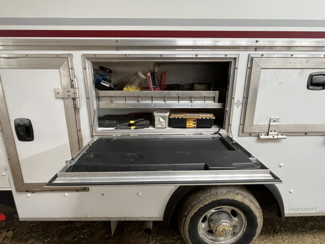 Image of Ford E-350 equipment image 3