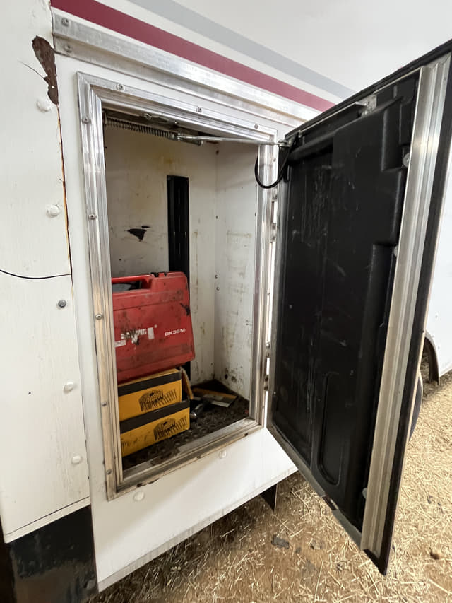 Image of Ford E-350 equipment image 2