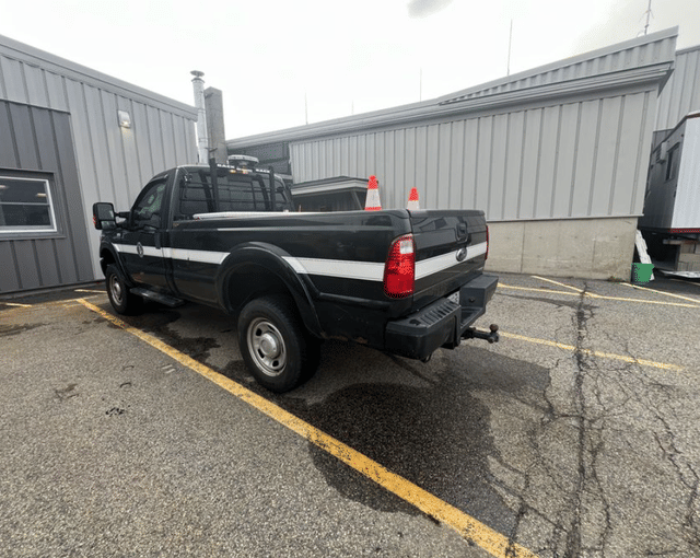 Image of Ford F-350 equipment image 1