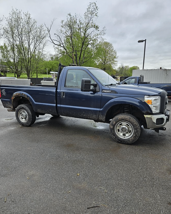 Image of Ford F-350 equipment image 2
