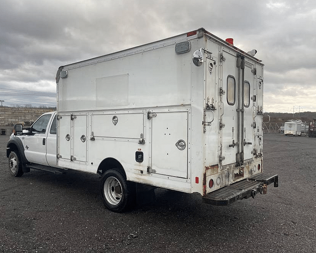 Image of Ford F-550 equipment image 2