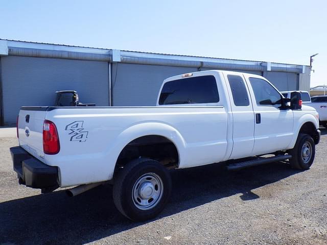 Image of Ford F-350 equipment image 2
