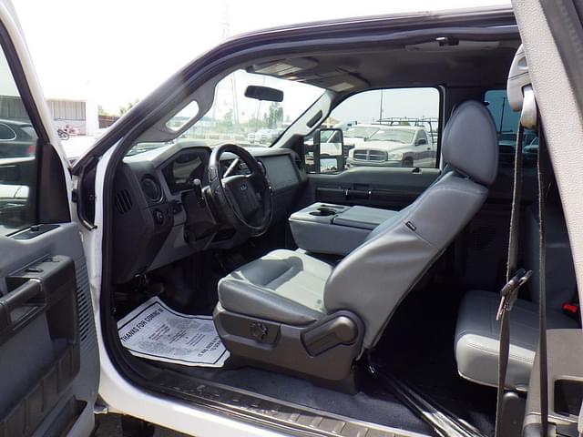 Image of Ford F-350 equipment image 4