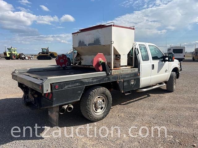 Image of Ford F-350 equipment image 3