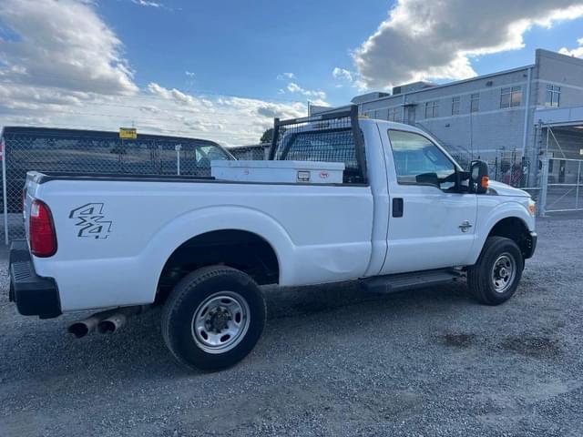 Image of Ford F-350 equipment image 2