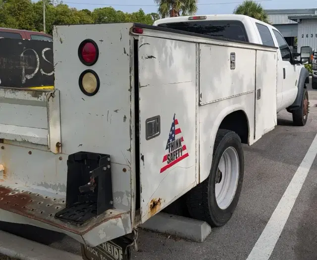 Image of Ford F-450 equipment image 4