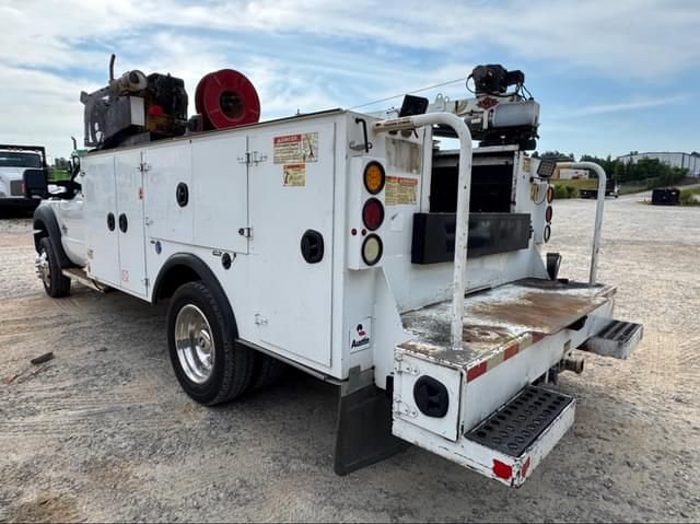 Image of Ford F-550 equipment image 2