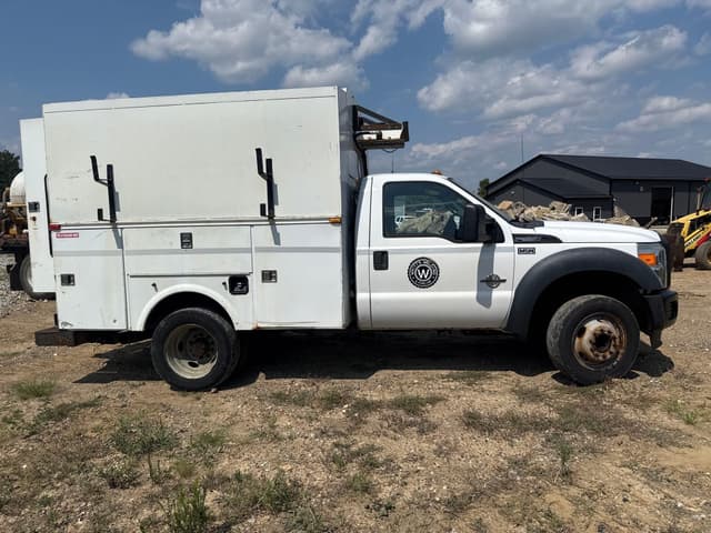 Image of Ford F-550 equipment image 2