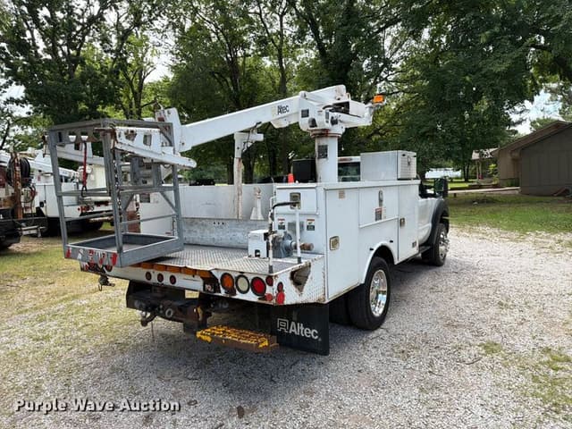 Image of Ford F-550 equipment image 4