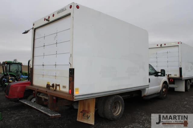 Image of Ford F-350 equipment image 2