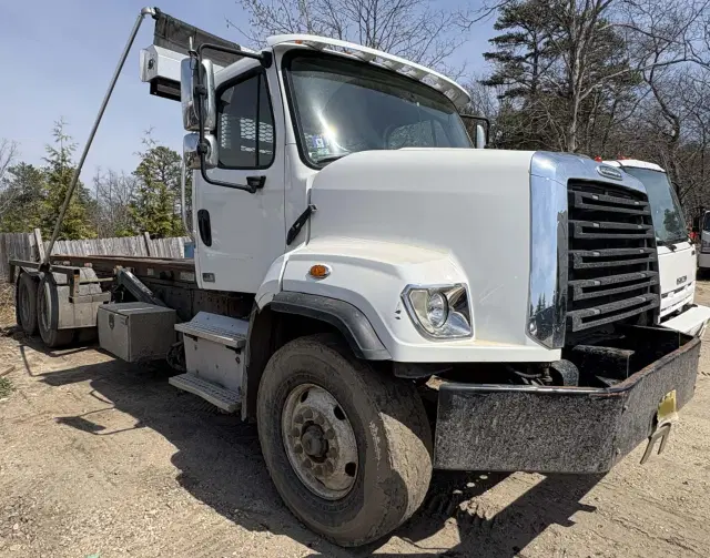 Image of Freightliner 108SD equipment image 4