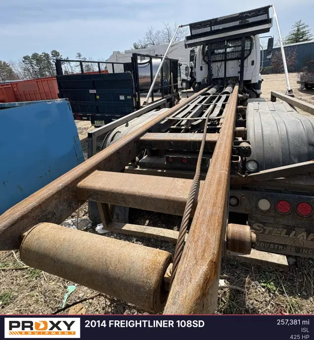 Image of Freightliner 108SD equipment image 3