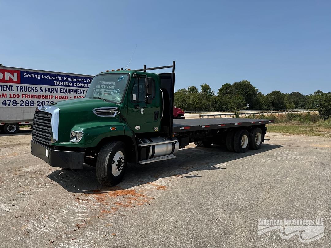 Image of Freightliner 114SD Primary image