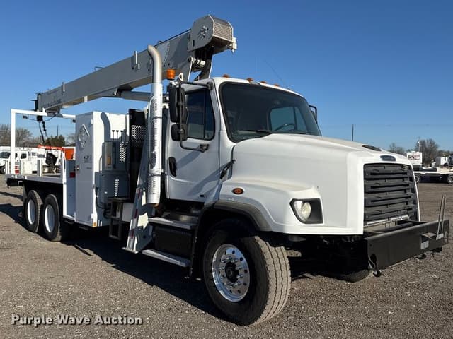 Image of Freightliner 114SD equipment image 2