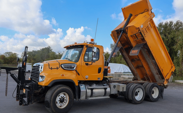 Image of Freightliner 114SD equipment image 1