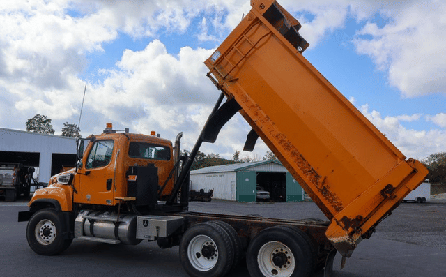 Image of Freightliner 114SD equipment image 2