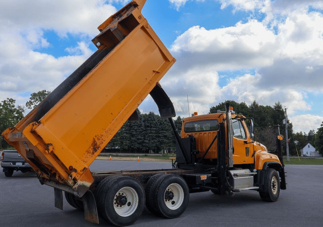 Image of Freightliner 114SD equipment image 4