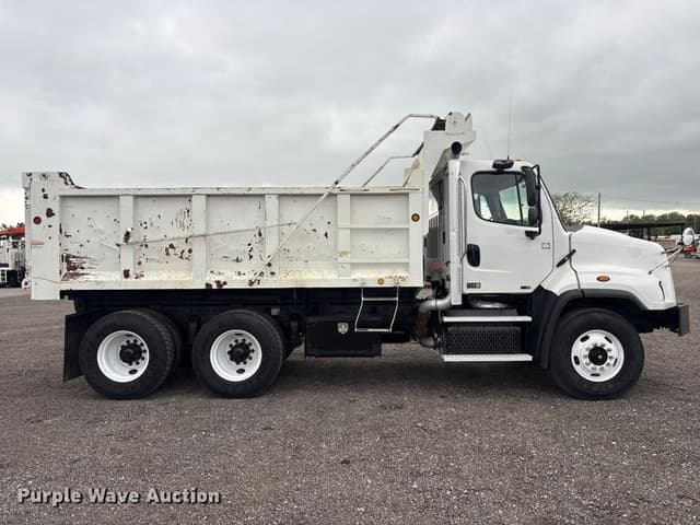 Image of Freightliner 114SD equipment image 3